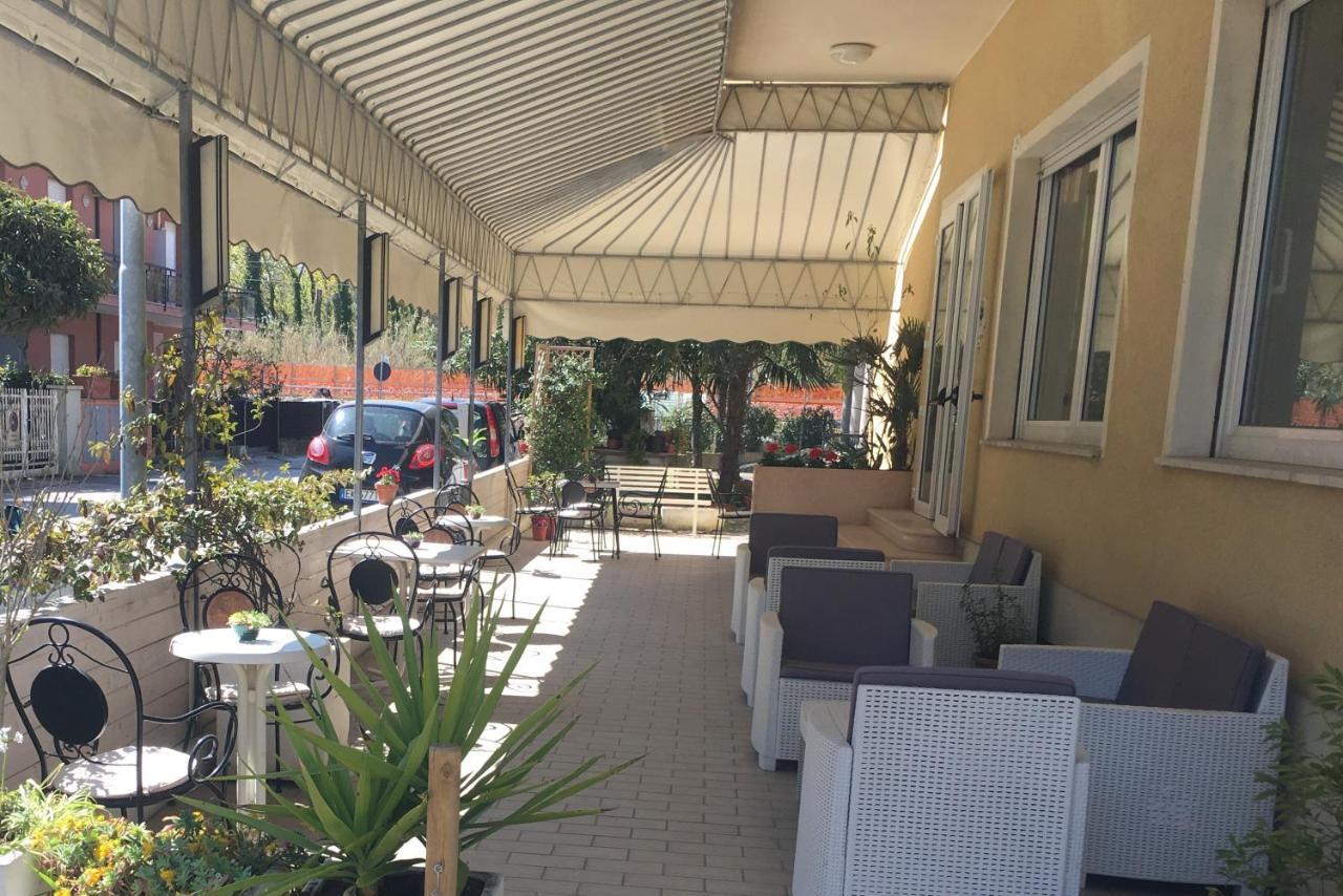Hotel Villa Rinaldini Rímini Exterior foto